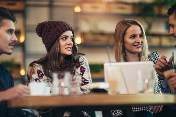 Gruppe Junger Freunde Sitzt Einem Café Und Hat Spaß — Stockfoto