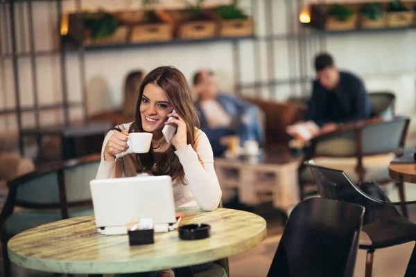 Молода Жінка Сидить Перед Комп Ютером Відкритого Ноутбука Кафе Барі — стокове фото