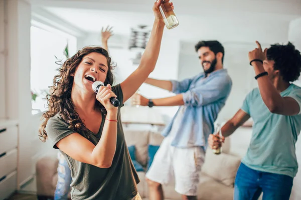 Grupo Amigos Jogando Karaoke Casa Conceito Sobre Amizade Entretenimento Doméstico — Fotografia de Stock