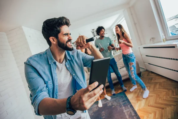 Grupo Amigos Jogando Karaoke Casa Conceito Sobre Amizade Entretenimento Doméstico — Fotografia de Stock