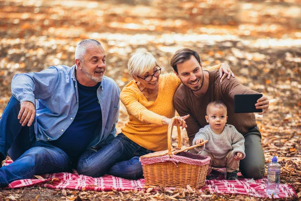 Famille Multl Génération Dans Parc Automne Amuser — Photo