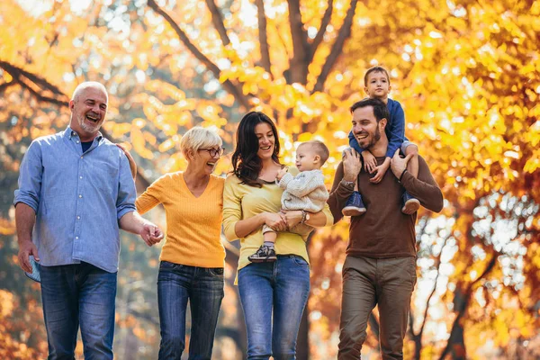 Famiglia Multl Generazione Nel Parco Autunnale Divertirsi — Foto Stock