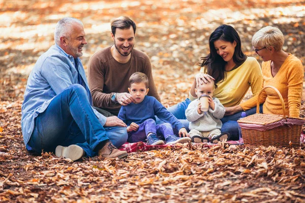 Mehrgenerationenfamilie Herbstpark Hat Spaß — Stockfoto