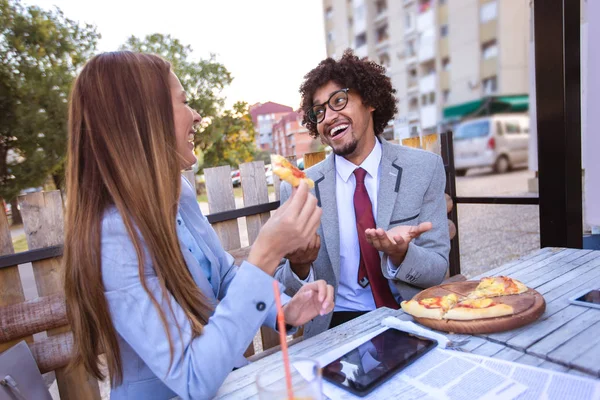 Χαρούμενος Νεαρός Επαγγελματίες Ομάδα Τρώγοντας Πίτσα Υπαίθριο Καφέ Έννοιας Επιχείρηση — Φωτογραφία Αρχείου