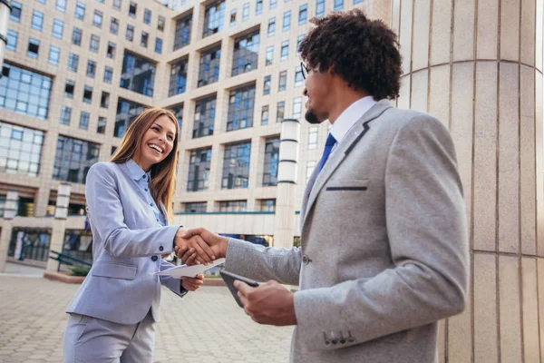 商人和女企业家在办公室外握手 — 图库照片