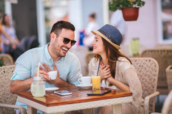 美丽的情侣坐在咖啡馆里享受咖啡和谈话 选择性的焦点 — 图库照片