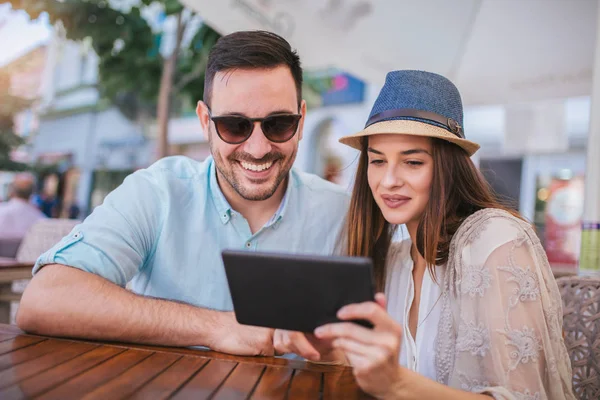 Schönes Paar Café Mit Digitalem Tablet Selektiver Fokus — Stockfoto