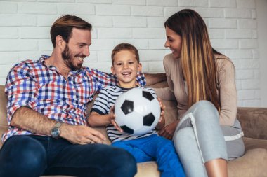 Bir futbol topu oğullarına veren anne ve baba