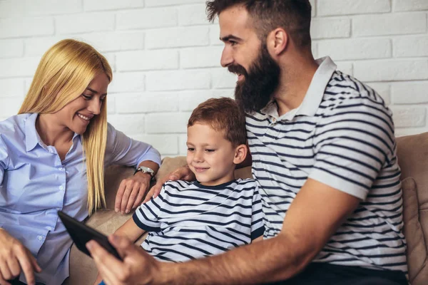 Familia Feliz Usando Tableta Digital Tomando Selfie Casa Divirtiéndose — Foto de Stock