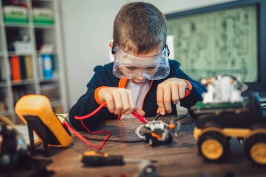 Teknik oyuncak inşa mutlu boy gülümseyerek. Tablo ayrıntılarını tam teknik oyuncak
