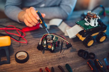 Kız Teknik oyuncak inşa yakın çekim