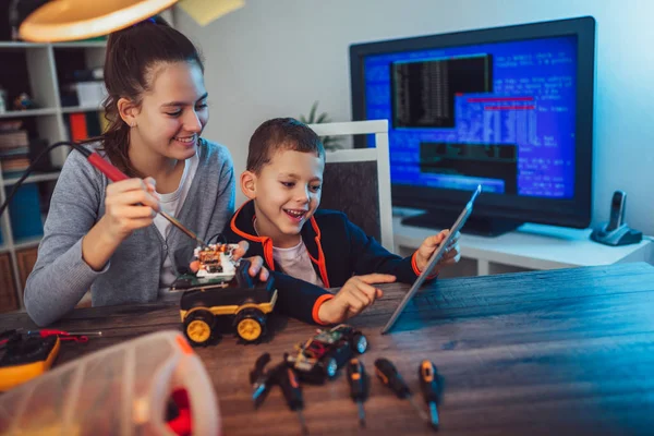 Feliz Niño Sonriente Niña Construyendo Juguete Técnico Juguete Técnico Sobre — Foto de Stock