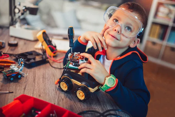 Ευτυχισμένος Χαμογελαστό Αγόρι Κατασκευή Τεχνικών Παιχνιδιών Τεχνικών Παιχνιδιών Τραπέζι Γεμάτο — Φωτογραφία Αρχείου