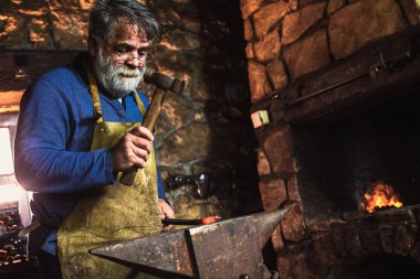 el ile smithy kıvılcım havai fişek ile örs üzerinde erimiş metal dövme demirci