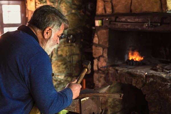 Smid Smeden Handmatig Het Gesmolten Metaal Het Aambeeld Smithy Met — Stockfoto