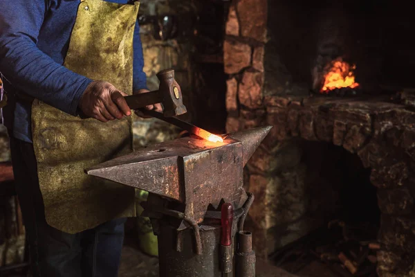 Ferreiro Manualmente Forjando Metal Fundido Bigorna Ferreiro Com Fogos Artifício — Fotografia de Stock