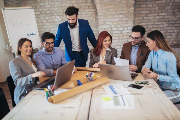 Gruppo Uomini Affari Incontrano Discutere Idee Ufficio Moderno — Foto Stock