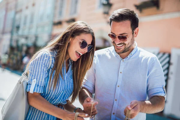 Vackra Unga Par Njuter Shopping Kul Staden — Stockfoto