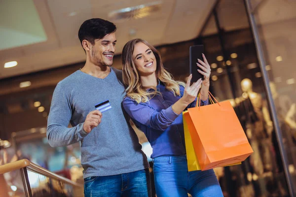 Portret Van Een Gelukkige Paar Tonen Hun Nieuwe Creditcard Het — Stockfoto