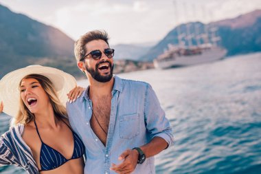Denizin kenarında yaz zaman zevk aşk, Çift.