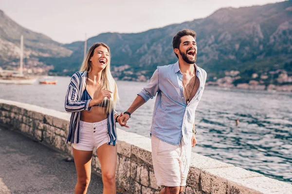 Paar Liefde Genieten Van Zomer Tijd Door Zee — Stockfoto