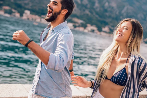 Denizin kenarında yaz zaman zevk aşk, Çift.