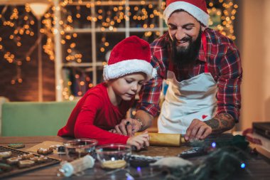 Baba ve oğul gingerbread Noel çerezleri fırın