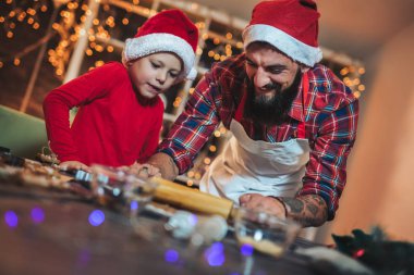 Baba ve oğul gingerbread Noel çerezleri fırın