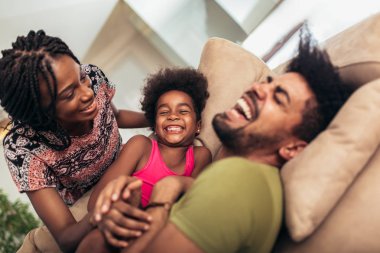 Afro-Amerikan ailesi evde birlikte vakit geçiriyor. Eğleniyorlar.