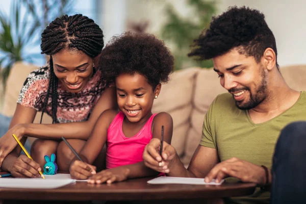 Mamá Papá Dibujando Con Hija Familia Afroamericana Pasando Tiempo Juntos —  Fotos de Stock