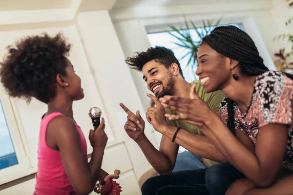 Familia Negra Disfruta Cantando Karaoke Casa —  Fotos de Stock