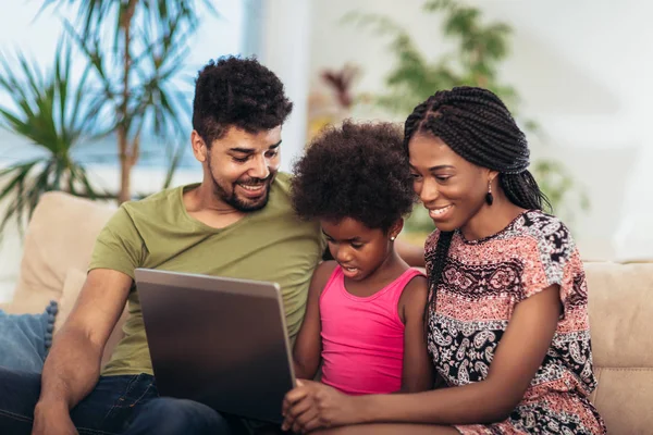 Família Afro Americana Usando Laptop Sala Estar — Fotografia de Stock