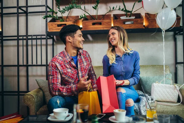 Giovane Coppia Godendo Caffè Moderno Dopo Shopping — Foto Stock