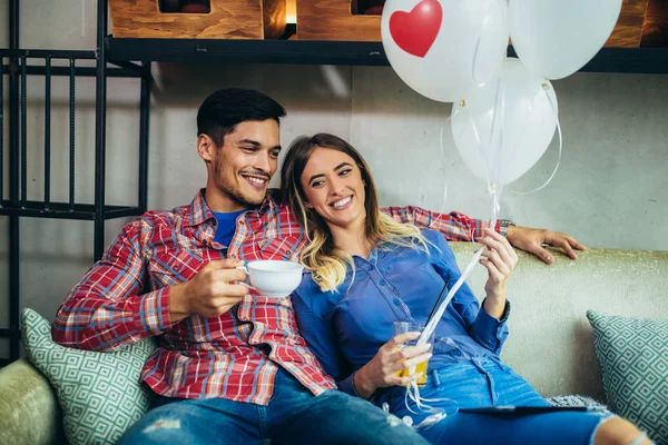 Pareja Feliz Divierten Cafetería Celebrando Día San Valentín — Foto de Stock