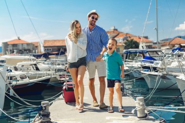 Eğleniyor, denizin kenarında yaz zaman zevk mutlu aile.