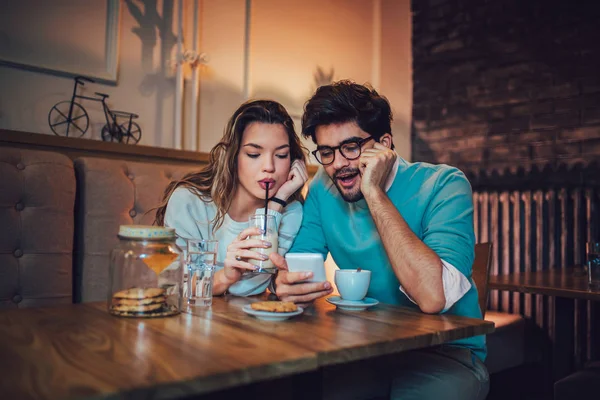 Gyönyörű Szerető Pár Egy Kávézóban Kávét Iszik Telefon Használata Szerelem — Stock Fotó