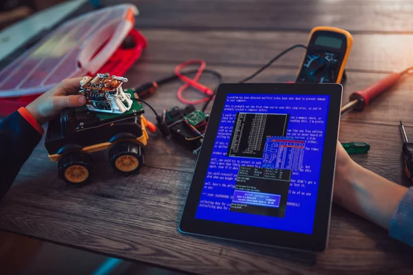 Skolbarn Programmering Robot Tillsammans Och Använda Digitala Tablett Stem Utbildning — Stockfoto