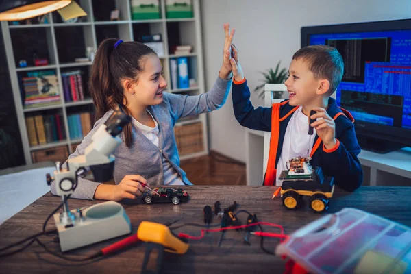 Feliz Niño Niña Sonriente Construye Juguete Técnico Hacer Robot Juguete — Foto de Stock