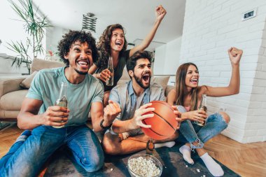 Mutlu arkadaş ya da basketbol tv ve evde zaferini kutluyor izlerken Basketbol oyunu hayranları. Dostluk, spor ve eğlence kavramı.