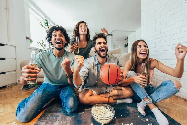 Glückliche Freunde Oder Basketballfans Sehen Basketballspiel Fernsehen Und Feiern Den — Stockfoto