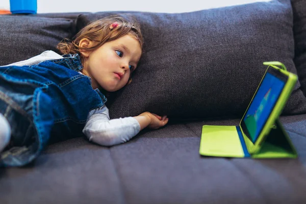 Fetiță Care Joacă Tabletă Digitală Acasă Focalizare Selectivă — Fotografie, imagine de stoc