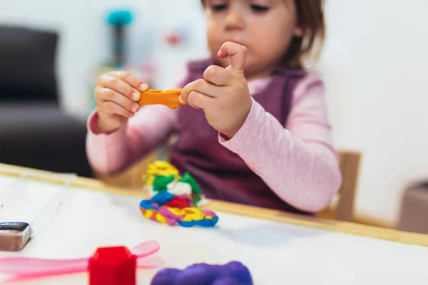 Mädchen Spielt Mit Knetmasse Während Sie Tisch Kinderzimmer Sitzt Selektiver — Stockfoto