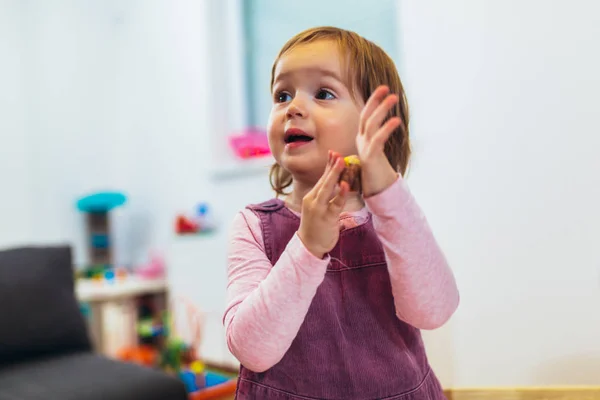 Mädchen Spielt Mit Knetmasse Während Sie Tisch Kinderzimmer Sitzt Selektiver — Stockfoto