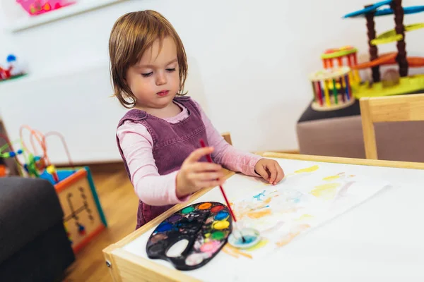 Linda Niña Feliz Preescolar Pintura Con Acuarela Enfoque Selectivo —  Fotos de Stock