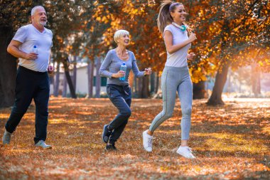 Komuta sizde ve kadın ve genç kadın eğitmen iş günü temiz hava. Açık Hava Etkinlikleri, sağlıklı yaşam, güçlü organları, rakamlar uygun. Şık, modern spor giyim. Farklı nesillerin