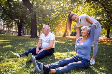 Komuta sizde ve kadın ve genç kadın eğitmen iş günü temiz hava. Açık Hava Etkinlikleri, sağlıklı yaşam, güçlü organları, rakamlar uygun. Şık, modern spor giyim. Farklı nesillerin