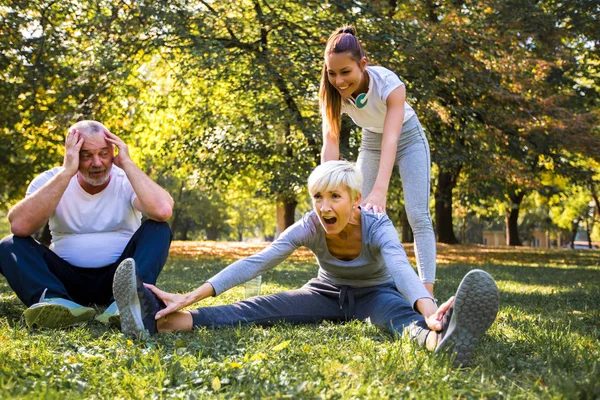 Äldre Man Och Kvinna Och Unga Kvinnliga Instruktör Träning Frisk — Stockfoto