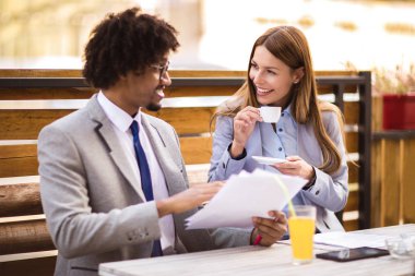 İş adamları açık kafe gelecekteki proje planında hakkında tartışmak.