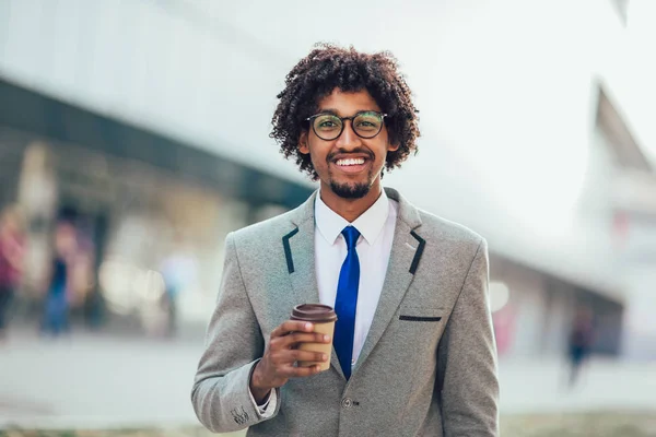 Junge Hübsche Afrikanische Geschäftsmann Draußen Mit Kaffeetasse — Stockfoto