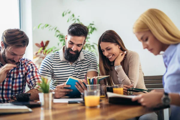 Grupp Studenter Studera Hemma Lärande Och Förbereda För Universitet Examen — Stockfoto